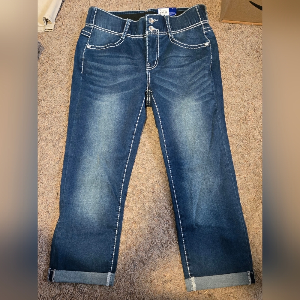 Ladies Apt 9 sz 8 capri jeans, NEW